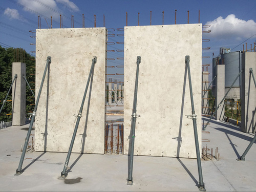 PC 剪力墙板是在工厂预制的实心构件，并在现场通过预留钢筋与主体结构相连接,从受力性能角度分为预制实心剪力墙和预制叠合剪力墙